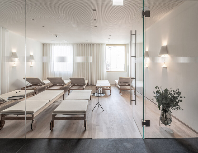 Spa lấy ánh sáng từ khoảng sân trong.jpg